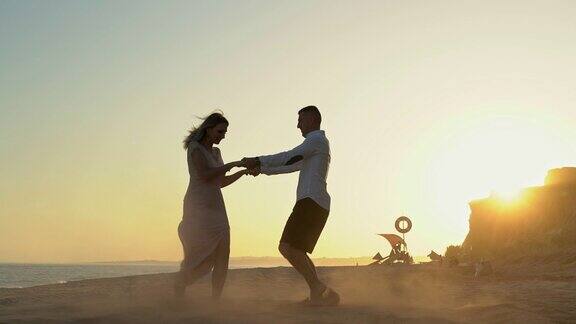 一对新婚夫妇一对年轻的夫妇在海边浪漫的相遇在夕阳下慢舞