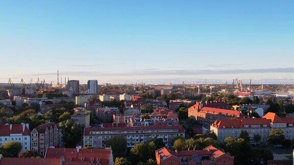 波兰格但斯克古城美丽的建筑阳光明媚的日子主镇大厅和圣玛丽大教堂的无人机鸟瞰图俯瞰城市建筑欧洲