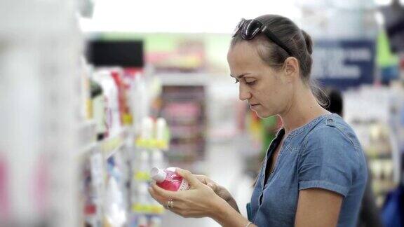 家庭主妇在超市选购身体护理产品