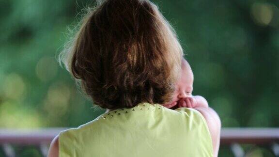 阳台外祖母抱着刚出生的孙子