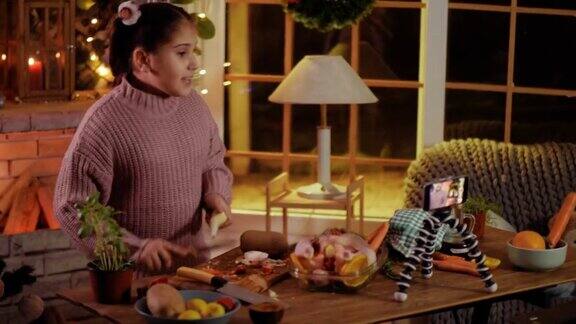 一名年轻的视频博主拍摄了一段关于春节期间烹饪的视频奶奶和小女孩在厨房直播圣诞节