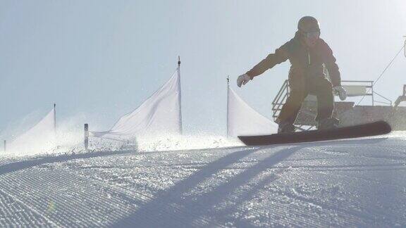 慢动作:滑雪运动员开始在旗子之间滑行