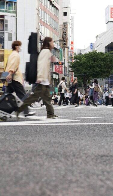 日本东京行人穿过涩谷十字路口