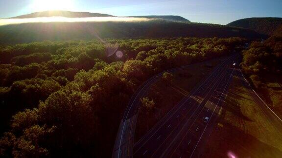 位于新泽西州和宾夕法尼亚州边界的特拉华水峡附近的I-80哥伦布高速公路无人机拍摄的视频