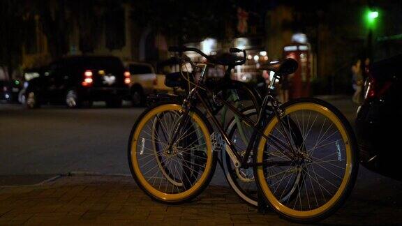 晚上停在萨凡纳街上的自行车