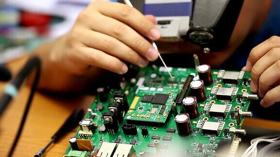电子工程师修理电路板