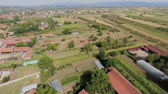 塞尔维亚村庄的鸟瞰图