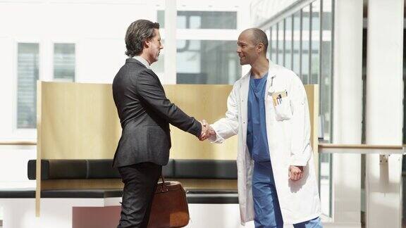 商人在医院和医生握手