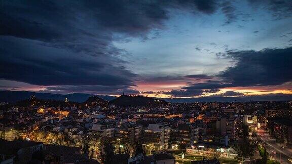 白天到晚上的时间推移以上的城市普罗夫迪夫保加利亚在最高质量(4K超高清到高清)-创意股票视频
