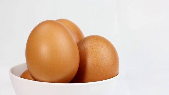 鸡蛋在白色背景上旋转一个鸡蛋的特写