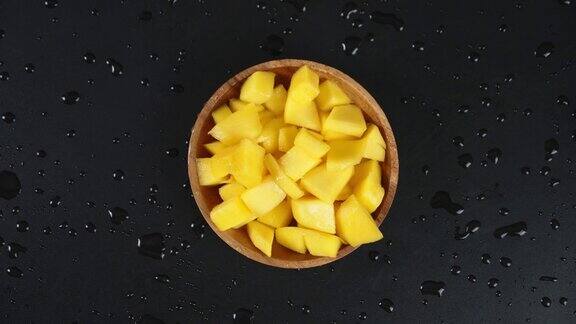 芒果片放在木盘上慢慢旋转