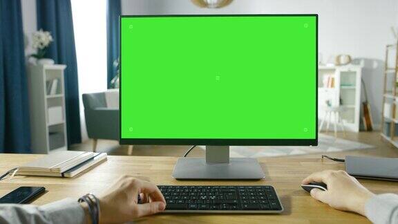 职业自由职业者从家里在绿色模拟屏幕个人电脑上工作的第一人称视角特写观点在舒适的客厅背景