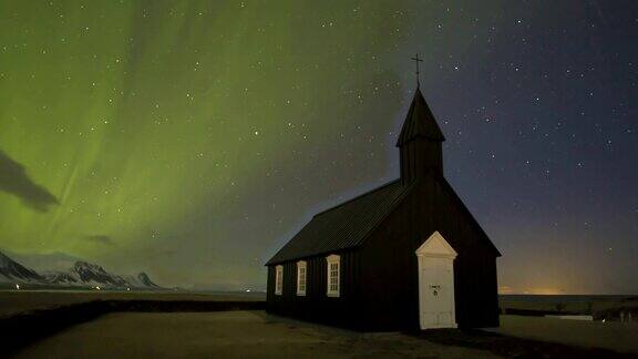 冰岛布迪尔黑色教堂的北极光电影画面