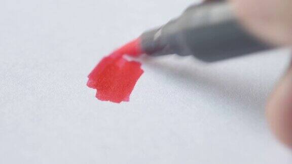 男人的手写字用红色唱笔