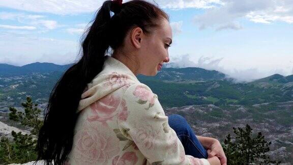 一个年轻的女人从高处看风景
