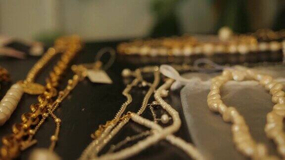 几件珠宝和项链摊在桌子上