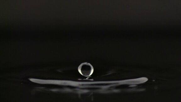美丽的水滴在慢动作高清水面反弹