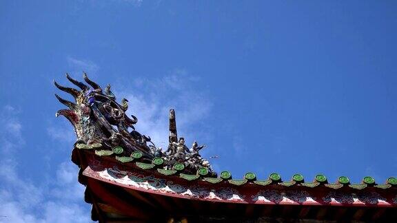 庙宇的屋顶亚洲的龙石雕和古典建筑