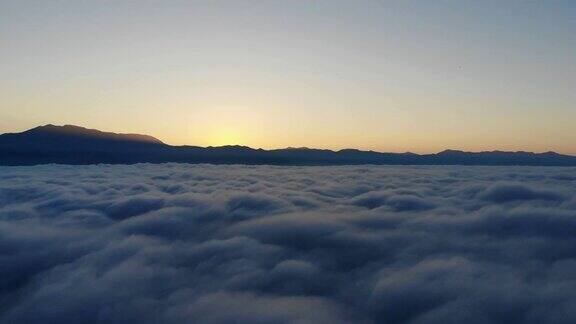 泰国北部山区晨雾景观鸟瞰图在美丽的云中飞过高山空中拍摄的视频