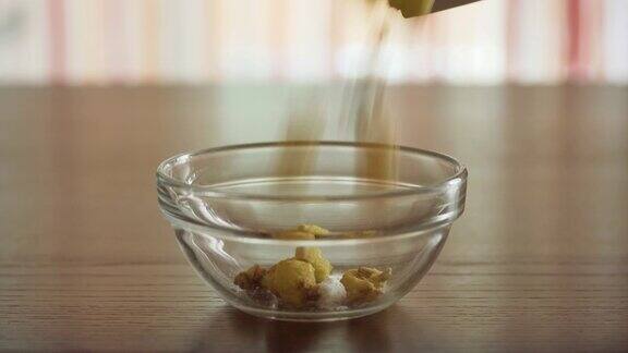 把脆片和玉米片装在透明的玻璃碗里放在家里的木桌上在阳光下烹饪