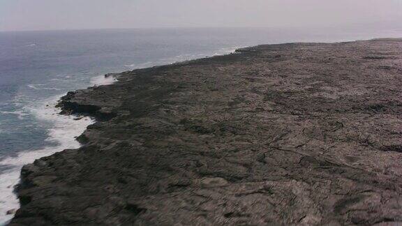 鸟瞰图的熔岩岩石海岸线