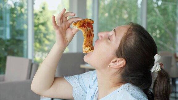 女人拿了一块披萨愉快地吃着
