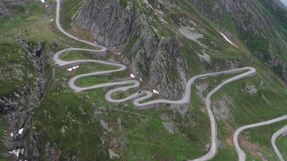 从空中俯瞰瑞士阿尔卑斯山的高山公路