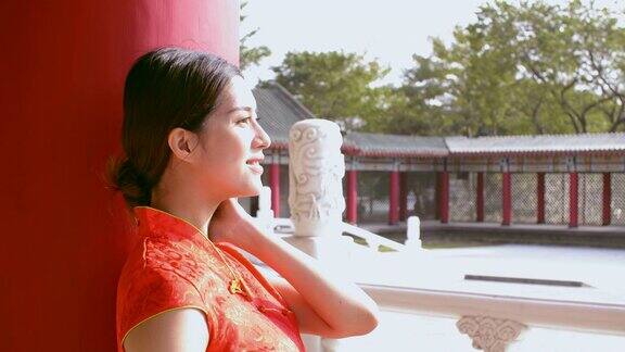 在寺庙里穿着古老传统中国服装的亚洲年轻女子