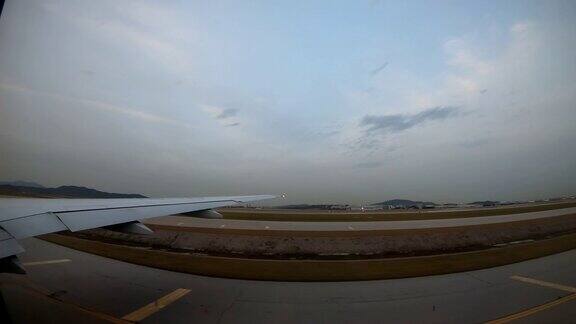 仁川国际机场起飞时商业飞机窗口的画面