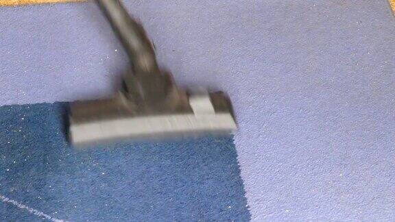 蓝色地毯吸尘