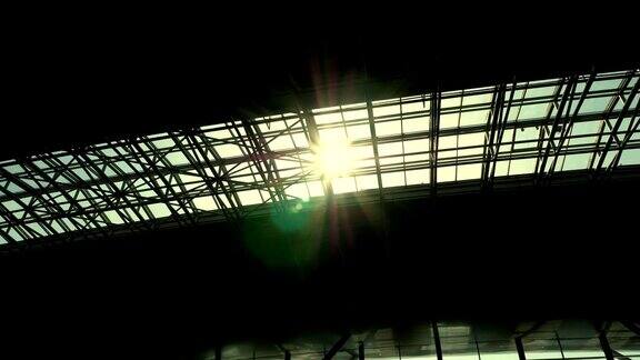 阳光从机场亭的屋顶照射进来