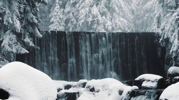 冬天的山涧山瀑布