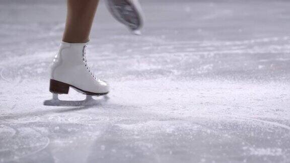 SLOMOTS女子花样滑冰在一个交叉脚旋转