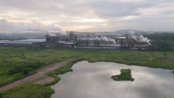 鸟瞰图的梅莫煤电厂与烟雾和有毒空气从烟囱工厂的产业电力塔在能源或污染环境方面Lampang城市泰国