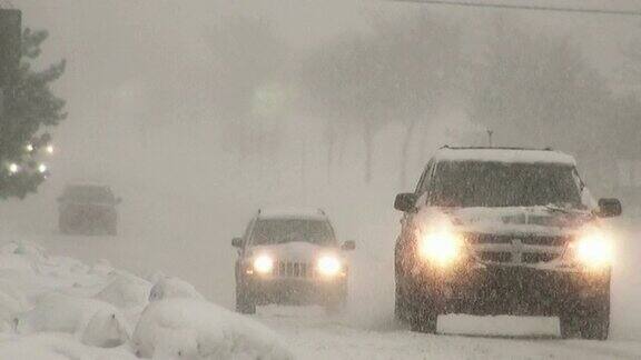 冬天的暴风雪在湿滑的道路上车辆来往