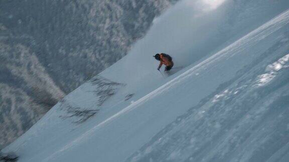 一个专业滑雪者从一个非常陡峭狭窄的山坡上滑下来的视频