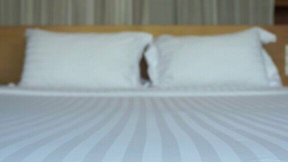 卧室室内床上的枕头装饰