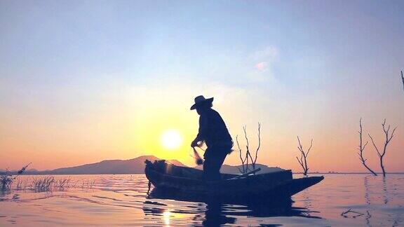 慢镜头:湖上渔民的生活方式