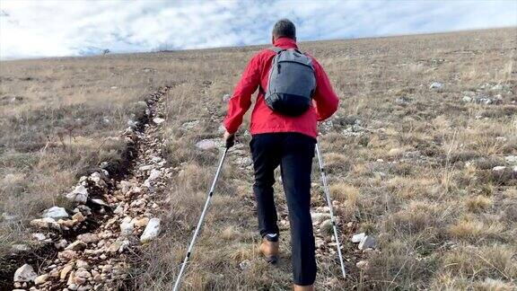 男人用登山杖徒步旅行