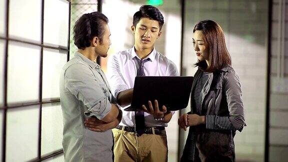 三个亚洲商人在办公室里讨论生意