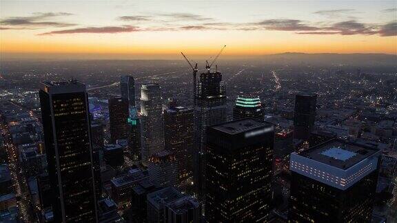 洛杉矶市中心从白天到夜晚的空中屋顶延时