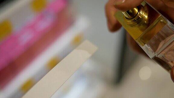 一个女孩在商店里把香水洒在一张纸上