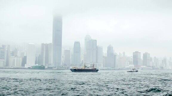 香港维多利亚港一个多雾的日子