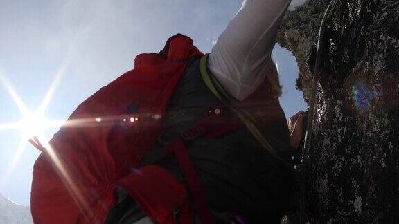 女性攀登者攀登岩石扶壁雪山