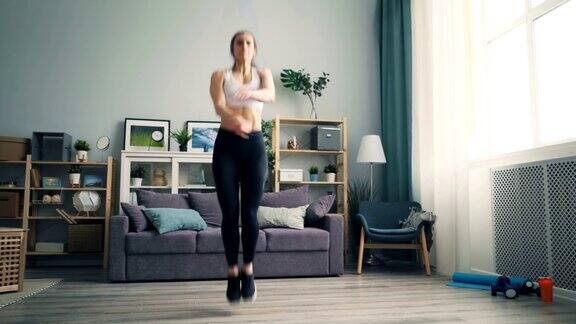 健身女学生在家做运动在客厅跳绳锻炼