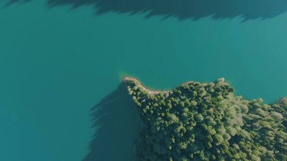 山上有绿水和绿树的湖泊