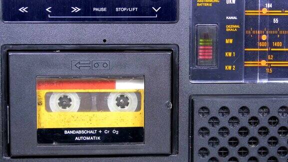 老式磁带录音机中的老式黄色磁带旋转