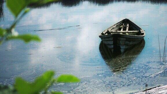 乡村景观与老渔船湖上水上的旧木船