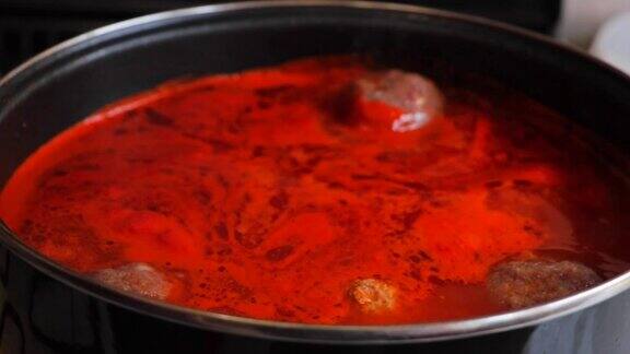 厨师正在为肉饼准备西红柿汤