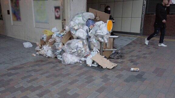 新宿街道上的4K袋垃圾